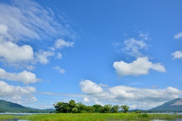 Fototapeta na wymiar 夏の高原・青空と湖畔の風景 