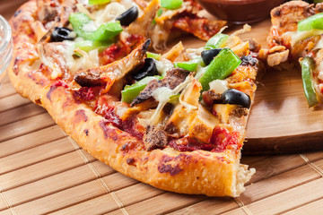 Spicy pizza with chicken gyros