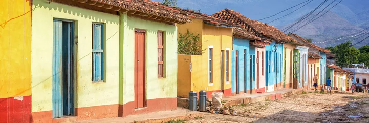Foto op Plexiglas Panorama van kleurrijke huizen in een geplaveide straat van Trinidad, Cuba © Delphotostock