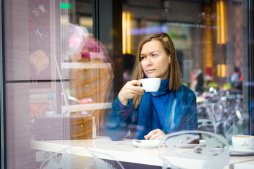 beautiful woman drinking coffee in the cafe
