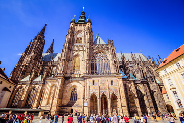 Der dritte Burghof der Prager Burg in Sommer in Prag, Tschechische Republik