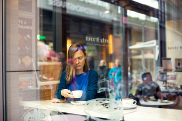 beautiful woman drinking coffee in the cafe