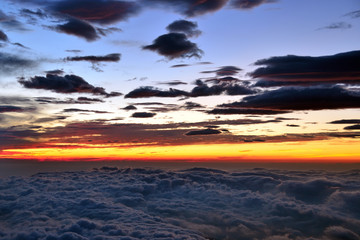 Fototapeta na wymiar Just before sunrise, vividly colored clouds 