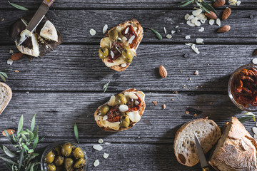 Tapas ou Tartine de Pain Grillé à la Tomme de Provence, Olive Verte, Tomate séchée et Amande pour un Apéritif 