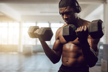Crossfit guy training at the gym