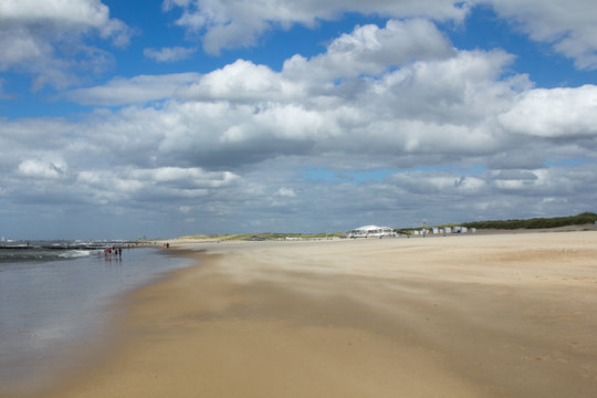 storm op strand Zeeland op zomerse dag met stapelwolken