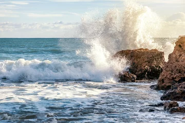 Gordijnen Oceaangolven breken tegen de rotsen, Portugal, prachtig natuurlandschap © olezzo