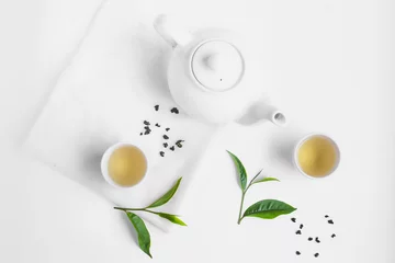 Lichtdoorlatende rolgordijnen zonder boren Thee Groene thee In witte kop Witte achtergrond aroma