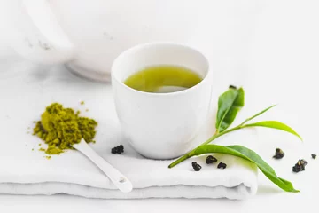 Photo sur Plexiglas Theé Green tea In white cup White background aroma  