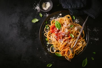 Papier Peint photo Manger Assiette sombre avec des spaghettis italiens sur dark
