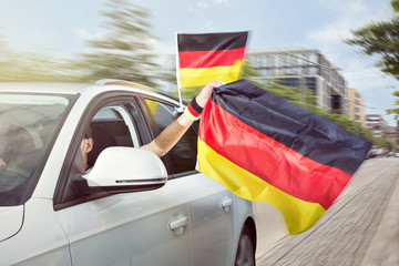 Auto mit Deutschlandfahnen