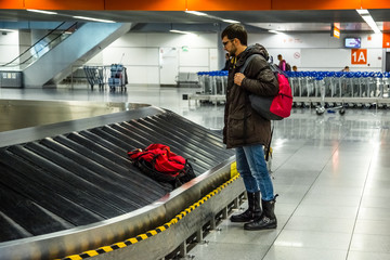 Fototapeta premium Tourist going to take his baggage