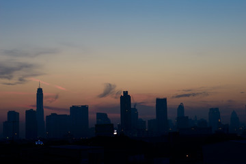 Obraz na płótnie Canvas BANGKOK, THAILAND - JANUARY 16, 2018 : Silhouette of Bangkok city view with beautiful sunrise background