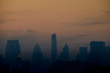 Fototapeta premium BANGKOK, THAILAND - JANUARY 16, 2018 : Silhouette of Bangkok city view with beautiful sunrise background