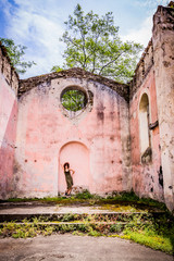 Femme dans les ruines de la chapelle de Moulin sur Cance près d'Annonay