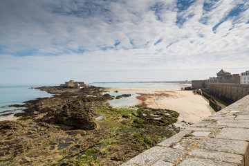 Fototapeta na wymiar The 'Petit Be' island fort at St Malo, Brittany