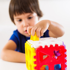 Child psychology, preschooler doing test with didactic cube - obrazy, fototapety, plakaty