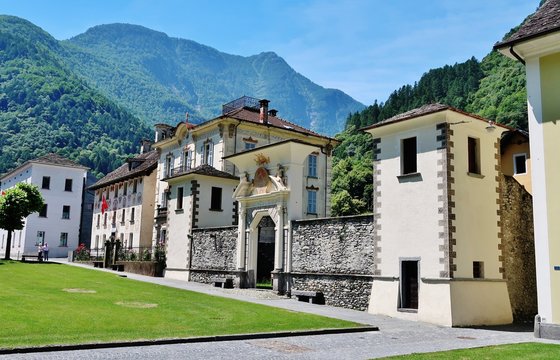 Cevio, Piazza mit Casa Calanchini-Respini und Pretorio