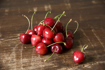 Einzelne Kirsche mit Kirschberg