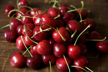 Süßkirschen auf Tisch