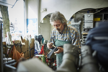 Schuster repariert Schuh