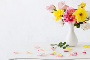 roses oin vase on white background