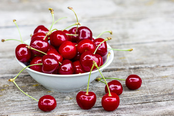 Obraz na płótnie Canvas dark red cherries in a white bowl 
