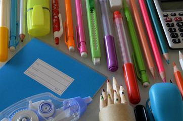 Przybory szkolne, wakacje © Pio Si