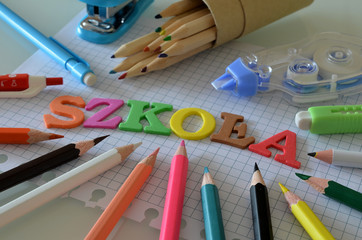 Przybory szkolne, wakacje © Pio Si