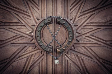 Fotobehang Carved door with lock on chain © liyasov