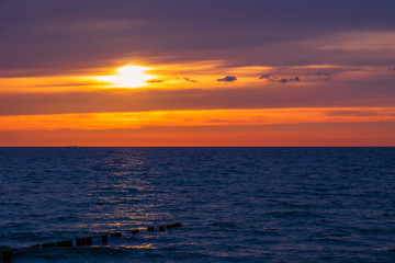 Fototapeta premium Sonnenutnergang über der Ostsee