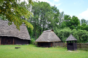 Fototapeta na wymiar Wieś. Stara, drewniana wiejska chata. Stodoła.