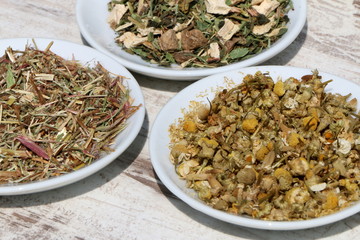 Herbal medicine, Getrocknete Kräuter für Gesundheitstees, Kamillenblüten, kleinblütiges Weidenröschen und Teemischung im Hintergrund mit verschiedenen Kräutern