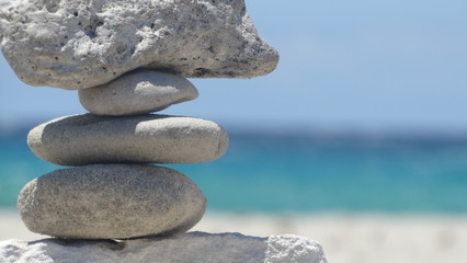 Spiaggia Formentera, sassi con sfocatura della spiaggia