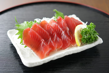 カツオの赤身の刺身