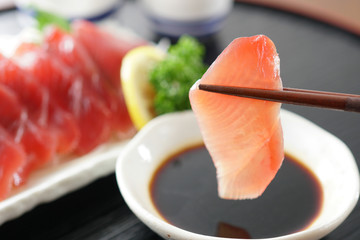 カツオの赤身の刺身