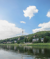 Fernsehturm im Sommer am Berghang Elbtal Dresden