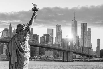 Poster Vrijheidsbeeld en de skyline van New York in zwart-wit © f11photo