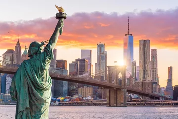 Foto op Plexiglas Vrijheidsbeeld Vrijheidsbeeld en de skyline van New York bij zonsondergang