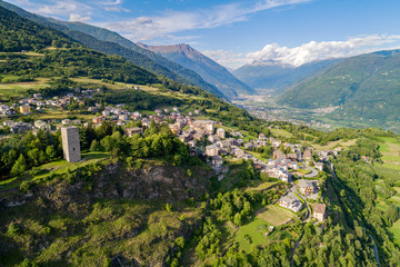 Fototapeta na wymiar Teglio - Valtellina (IT) - Vista aerea panoramica versoTirano