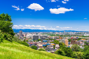 青空が広がる住宅街