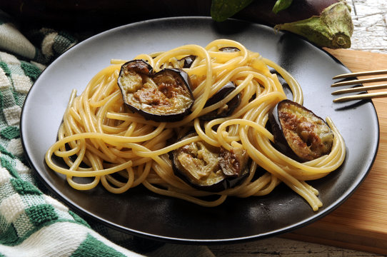 Spaghetti con le melanzane Cucina italiana Italian cuisine Pasta with aubergines
