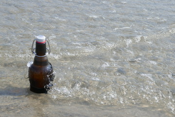 Flasche im Meer, eine braune Bierflasche, im Wasser, um sie kalt zu halten