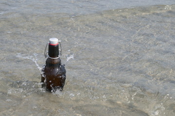 Flasche im Meer, eine braune Bierflasche, im Wasser, um sie kalt zu halten