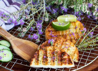 gegrillter griechischer Käse mit Limone, Gurken und Thymian