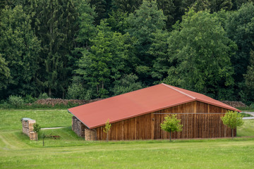 Scheune mit Brennholzlager © focus finder