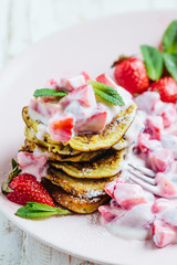 Fototapeta na wymiar Erdbeer Pancakes mit Soja Joghurt Creme