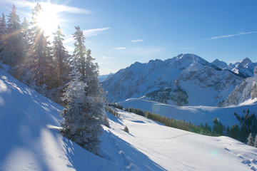 Fototapeta na wymiar Winterlandschaft in den Alpen mit Sonne und blauen Himmel2