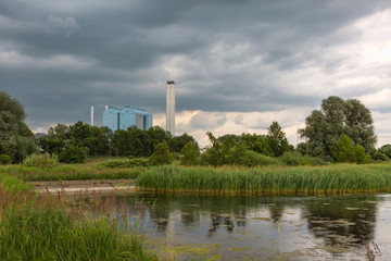 Grüne Naturlandschaft mit Kraftwerk Tiefstack Hamburg