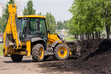 Fototapeta premium Excavator lays fresh ground on the lawn